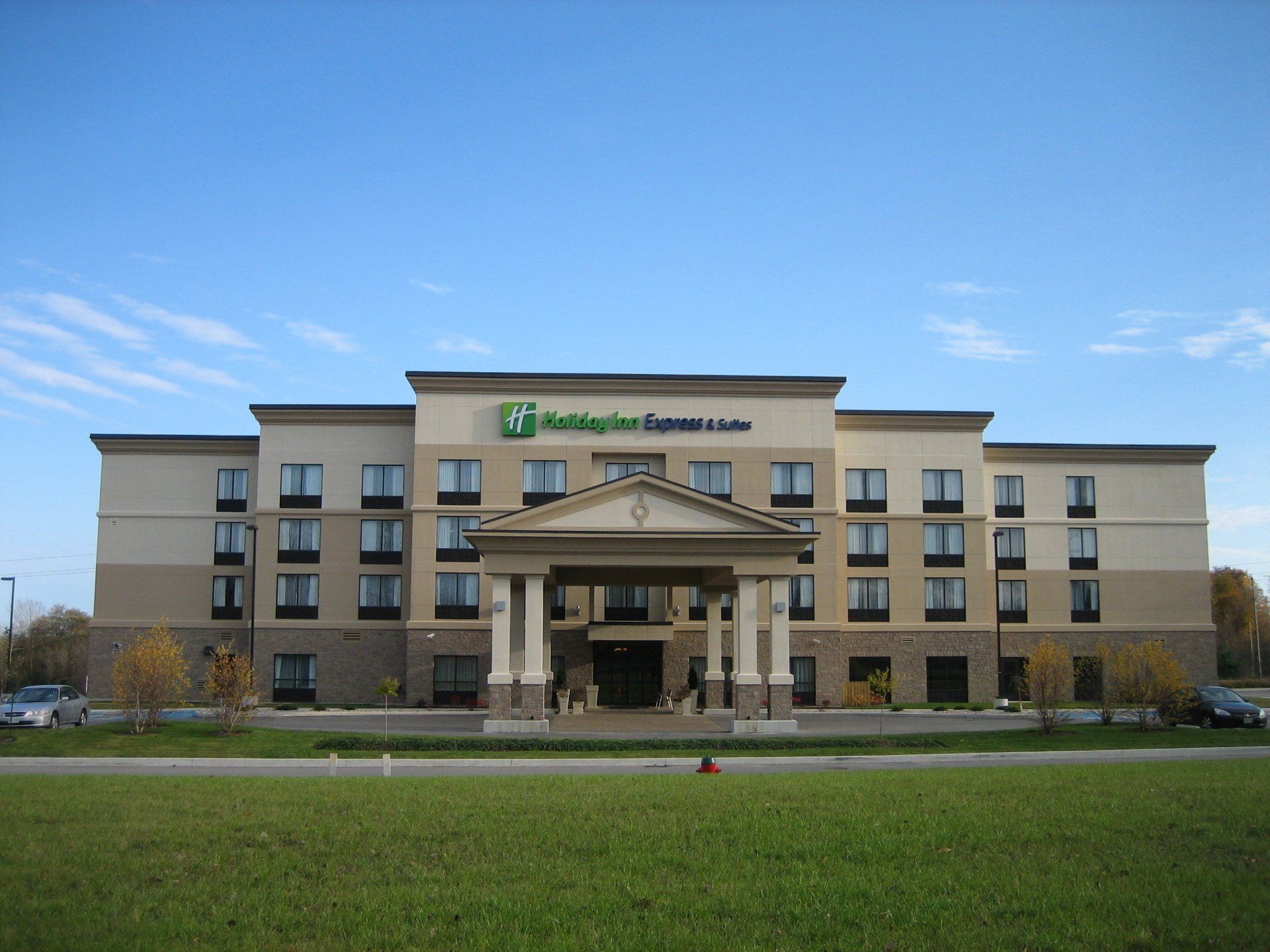 A large hotel with the word holiday inn on it
