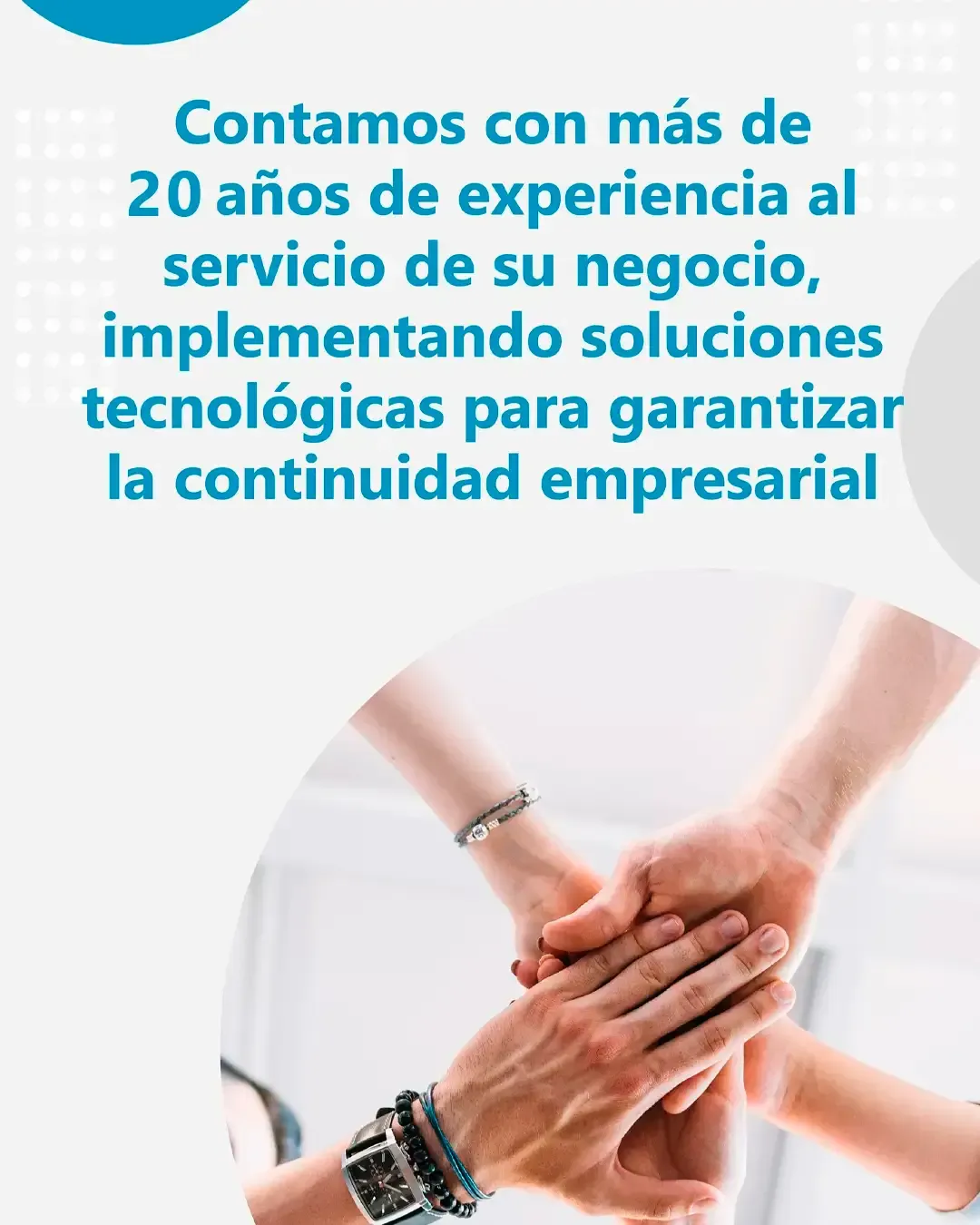 Manos apiladas en equipo bajo texto azul sobre experiencia tecnológica empresarial