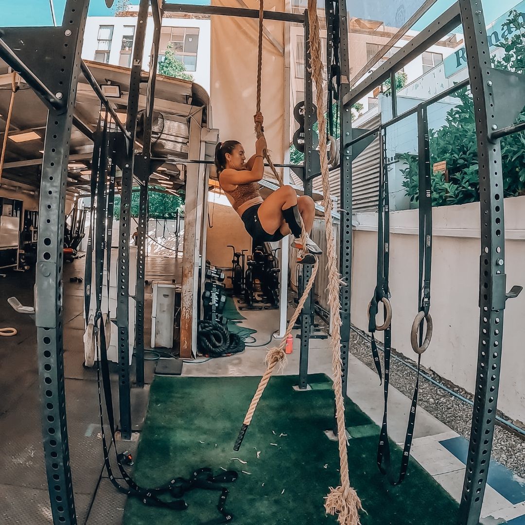 Alumna de Bestia Unchain entrenando trepa de cuerda en clase de CrossFit en Vitacura, Santiago