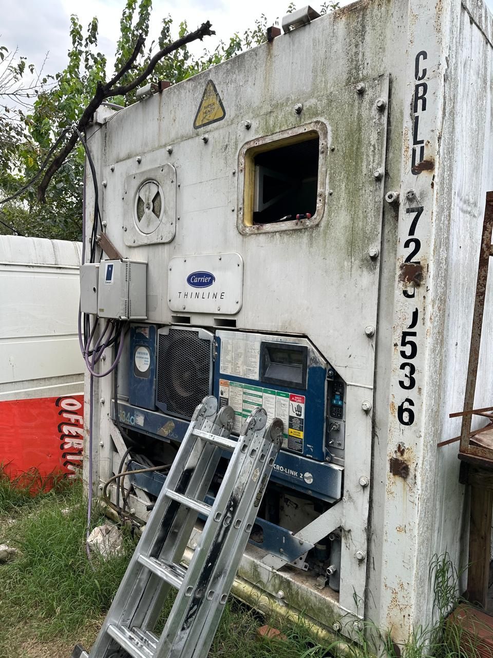 Estructura de hormigón deteriorada con ventanas abiertas