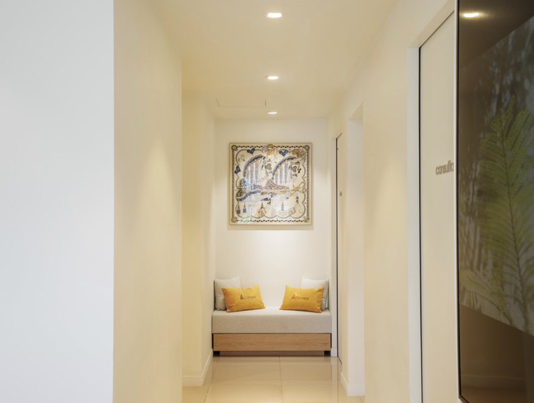 Calm beige patient lounge at Nest Clinic Gangnam, Seoul