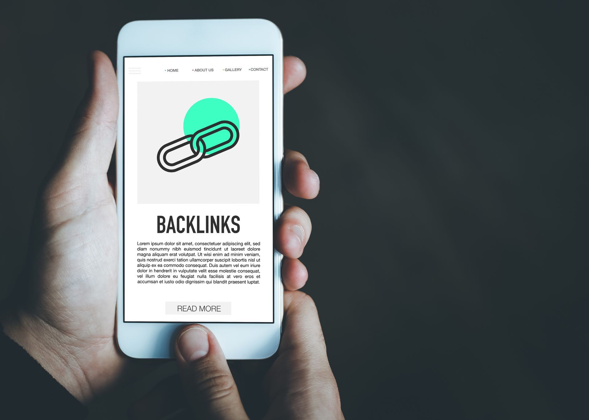 Eine Person hält ein Mobiltelefon mit dem Wort „Backlinks“ auf dem Bildschirm.