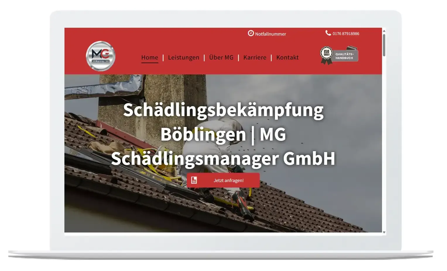 Auf einem Laptop ist eine Website mit dem Bild eines Schornsteins auf dem Dach geöffnet.