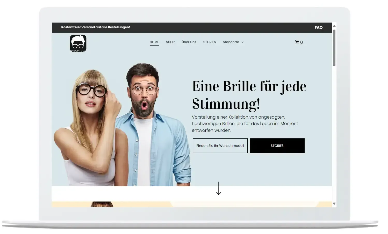 Ein Mann und eine Frau mit Brille stehen nebeneinander auf einem Laptop-Bildschirm.