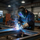 Soldador con equipo de protección soldando una estructura metálica, brillantes chispas saltando en un taller industrial.