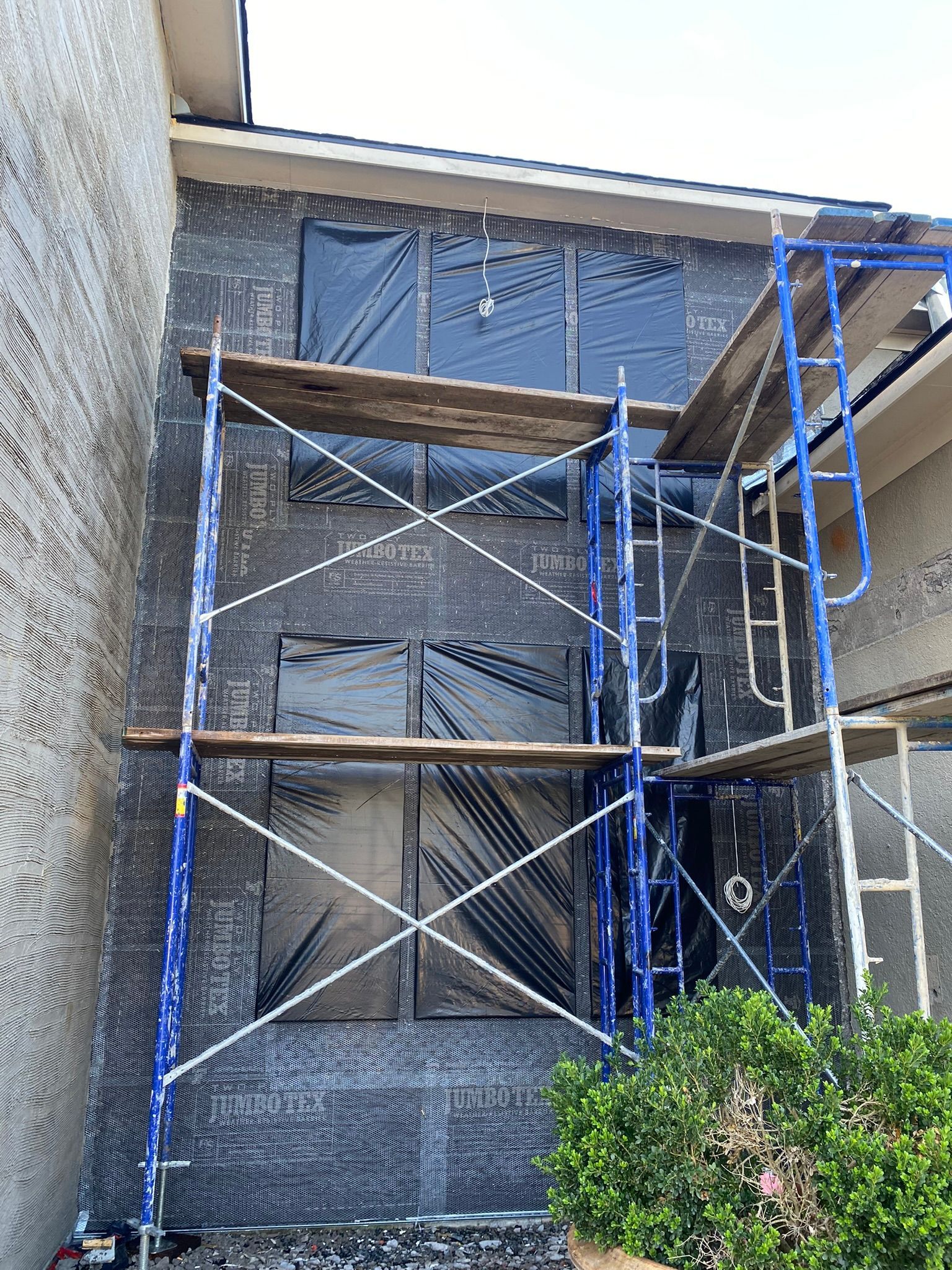 A blue scaffolding is sitting in front of a building.