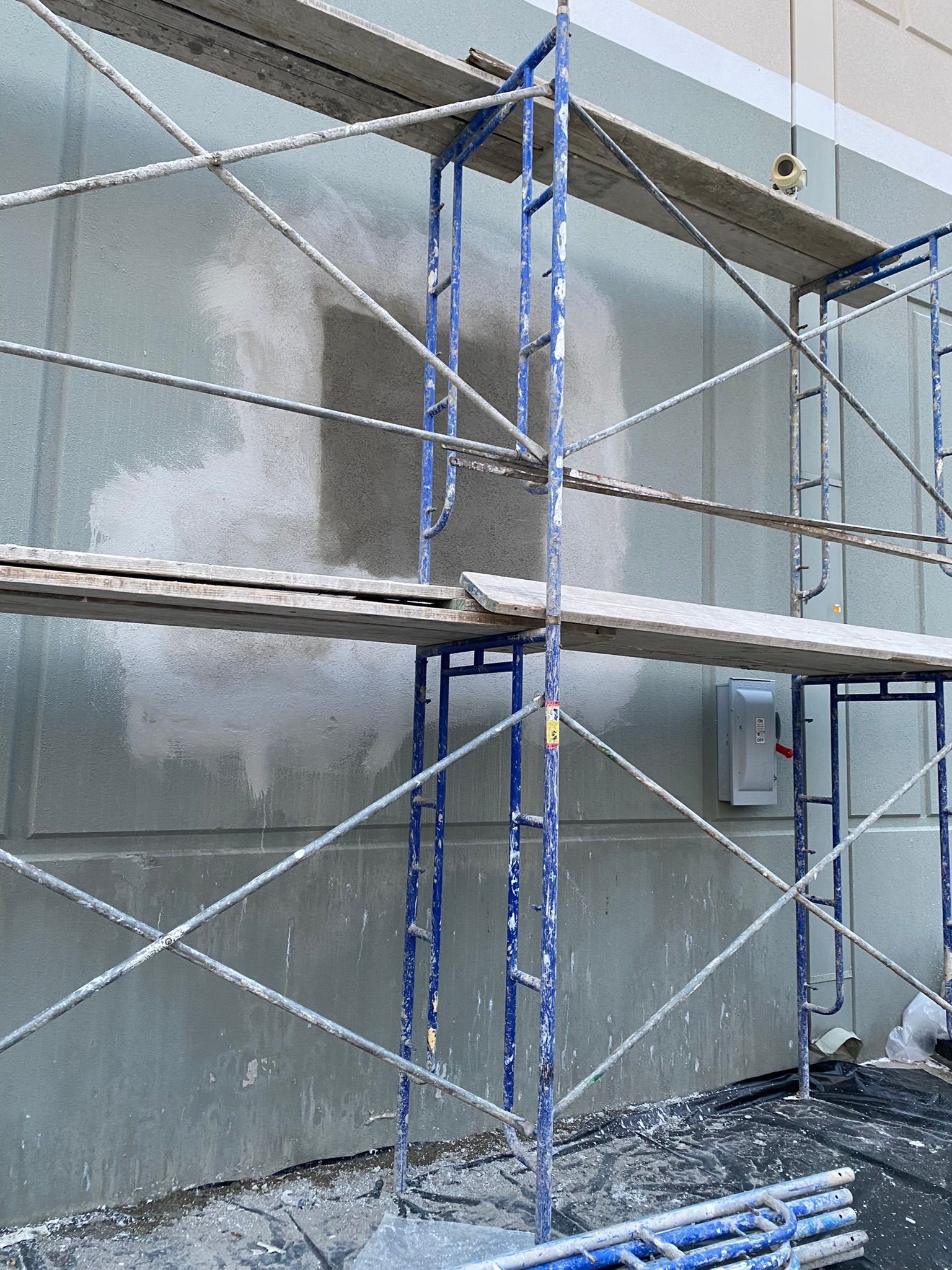 A blue scaffolding is sitting in front of a building.