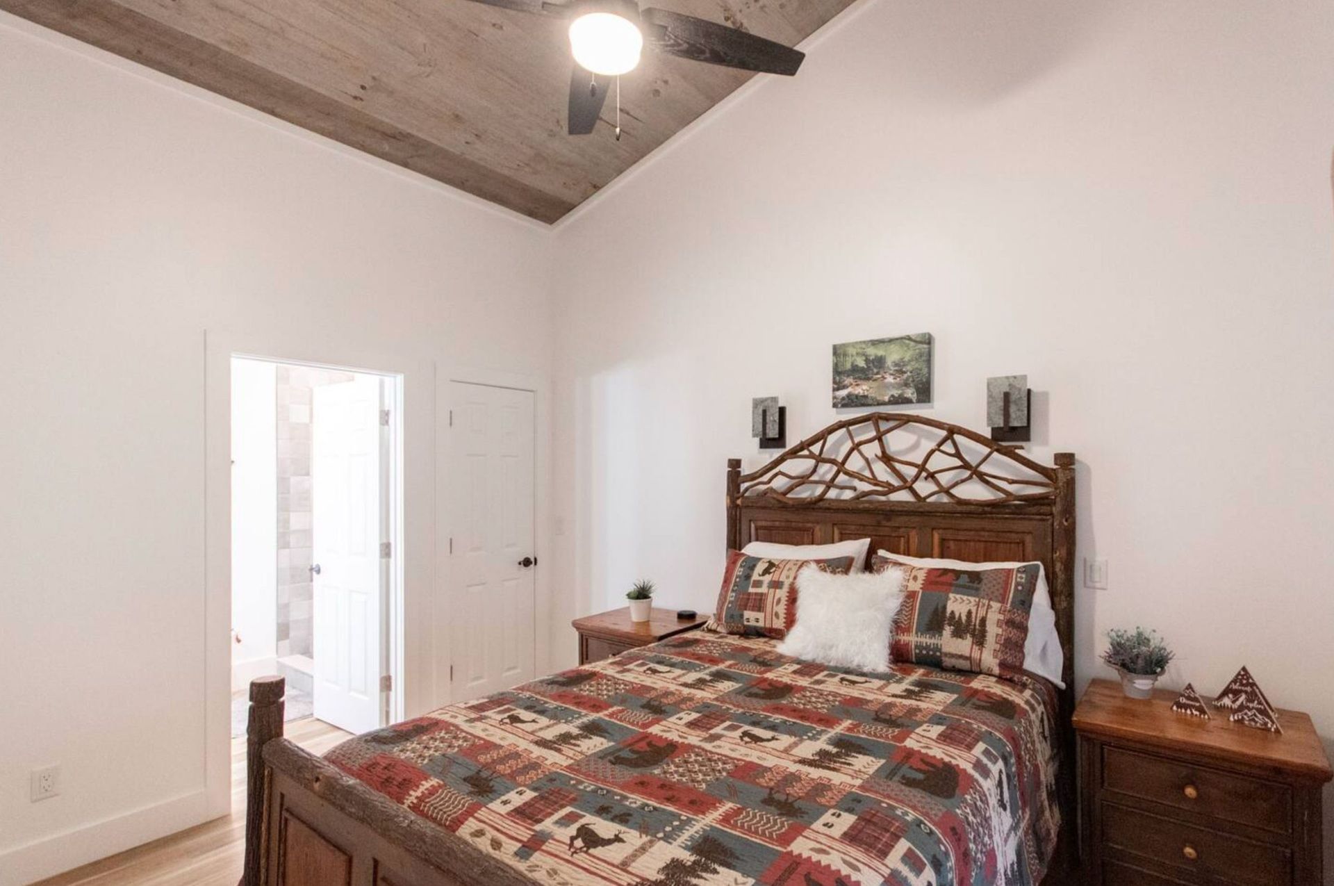bedroom-at-waters-edge