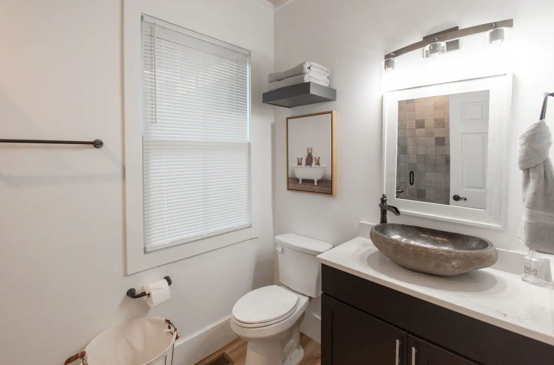 bathroom-at-waters-edge