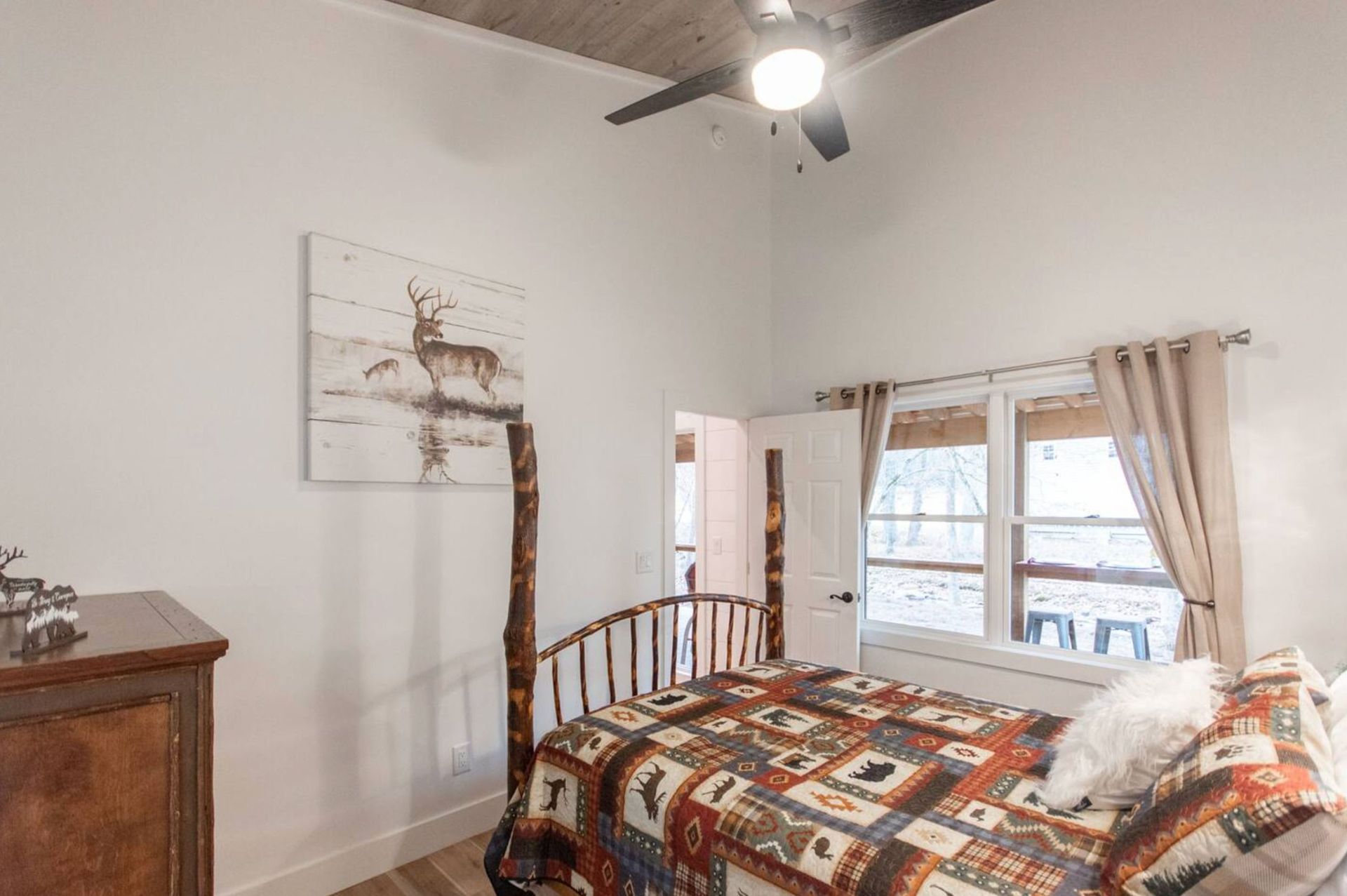 bedroom-at-waters-edge
