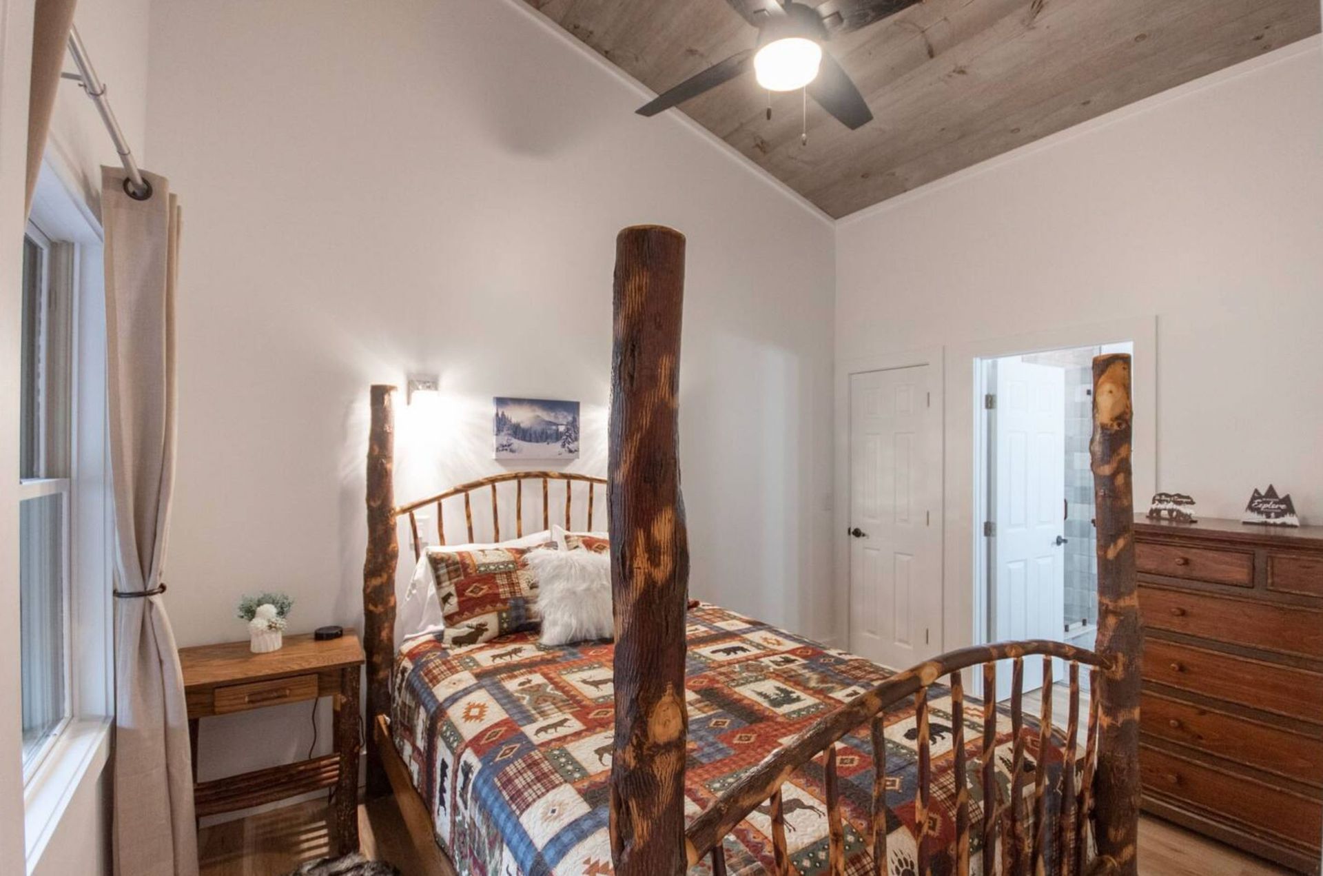 bedroom-at-waters-edge