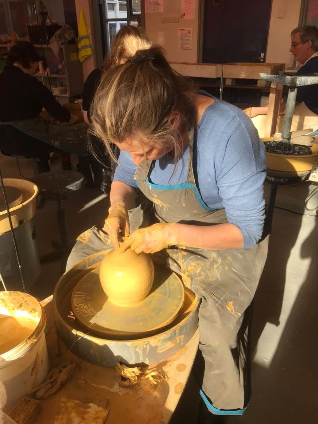 Pot draaien op draaischijf