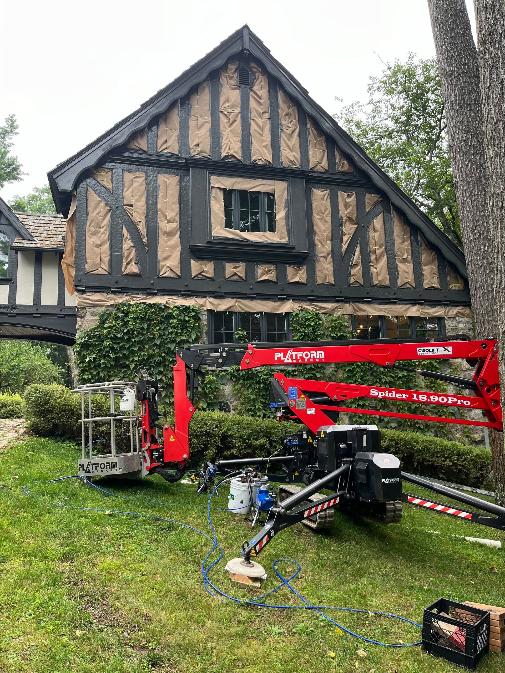 Peinture spécialisé projet complexe en hauteur de style tudor