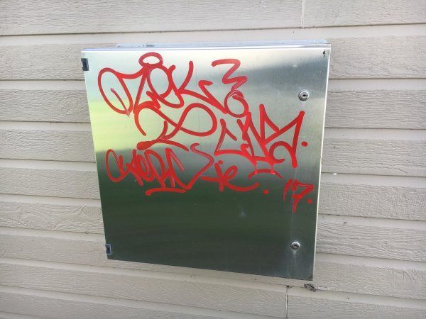 Nettoyage de graffiti sur acier inoxydable (Stainless)