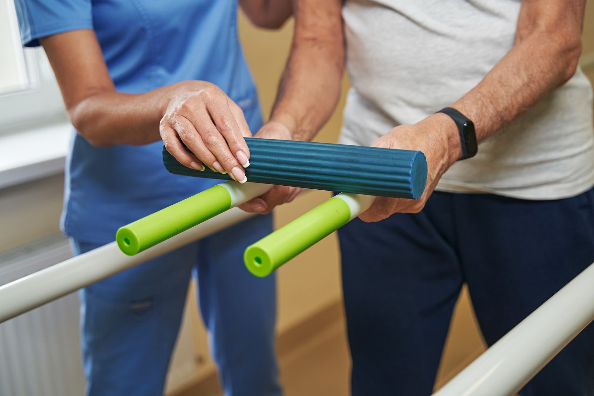 Eine Krankenschwester hilft einem älteren Mann beim Gehen auf einem Laufband.