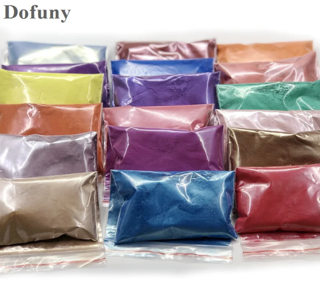 Bolsas de polvo cosmético brillante de colores en varios colores.