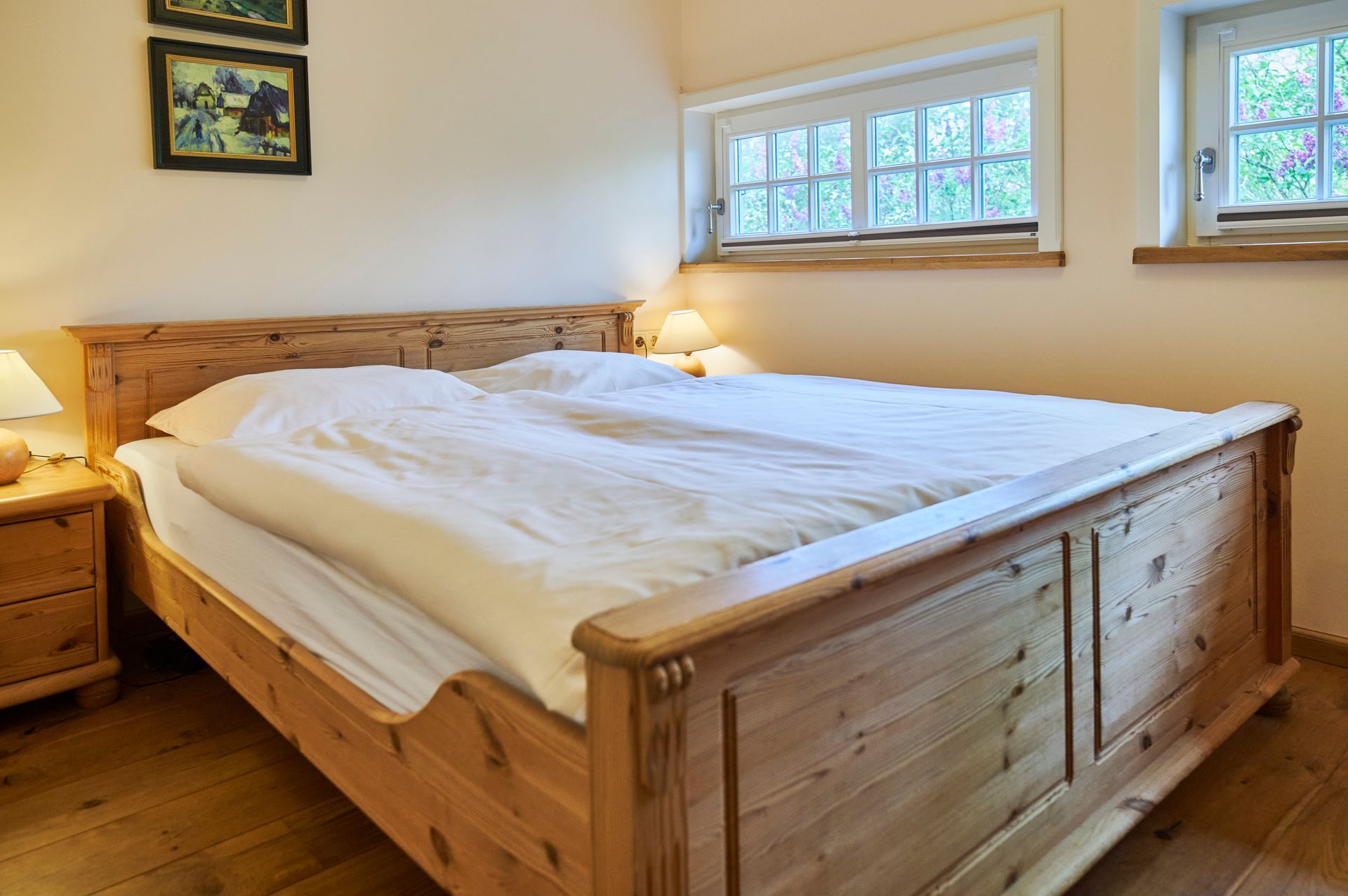 Ein Schlafzimmer mit einem Holzbett und einem Fenster
