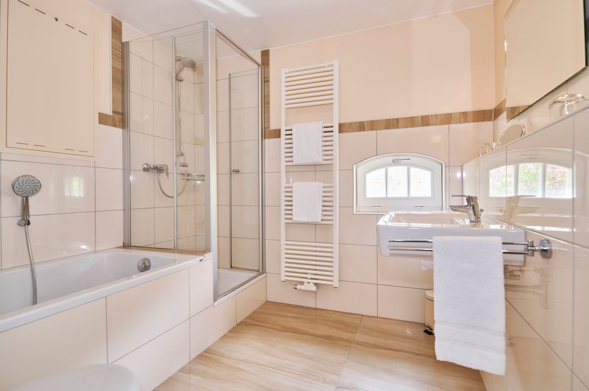 Ein Badezimmer mit Badewanne, Waschbecken und Dusche.