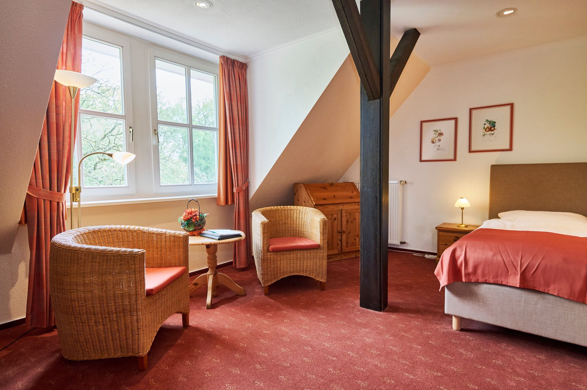 Ein Hotelzimmer mit einem Bett, Stühlen und einem Tisch