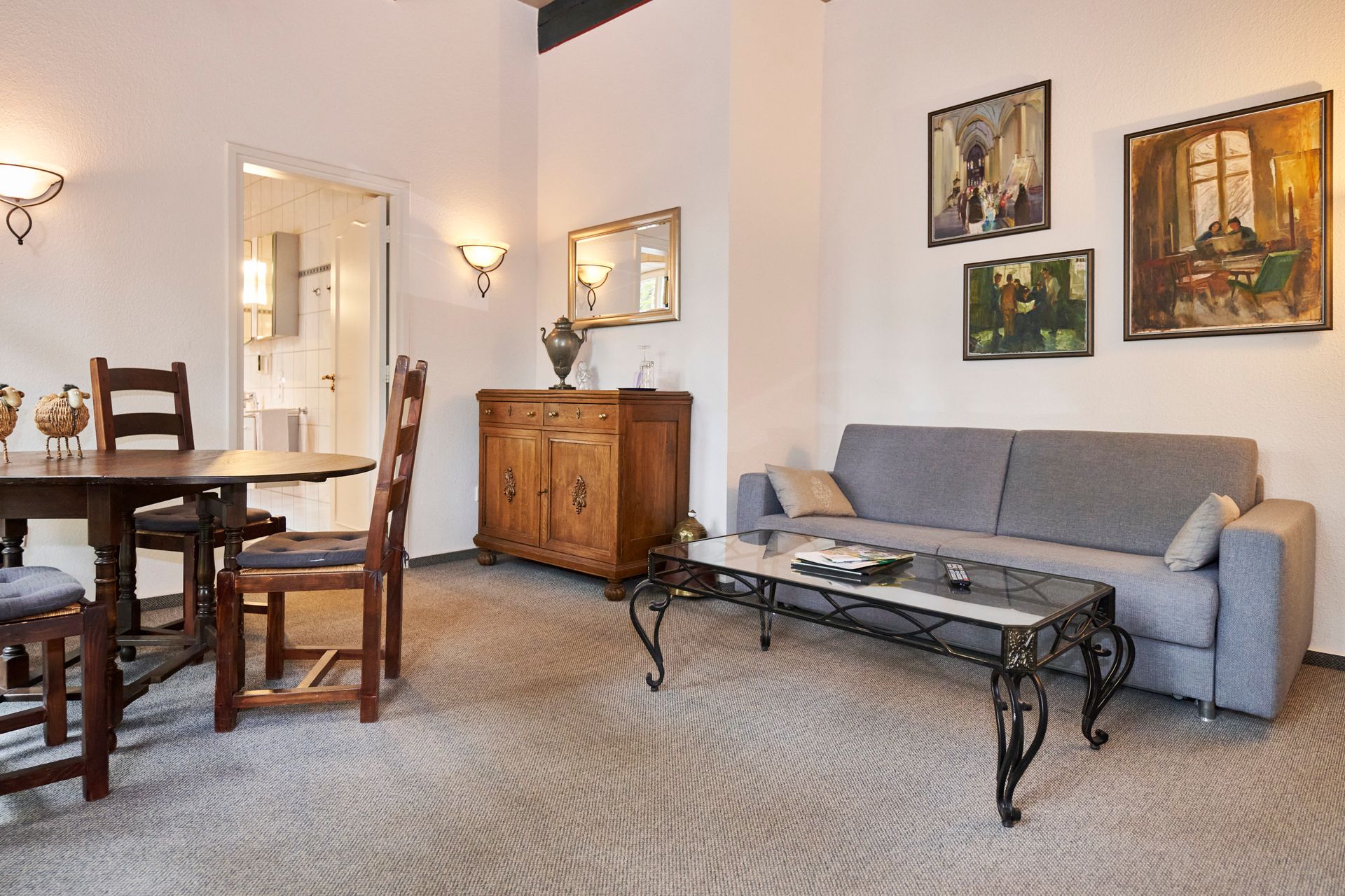 Ein Wohnzimmer mit Couch, Tisch und Stühlen
