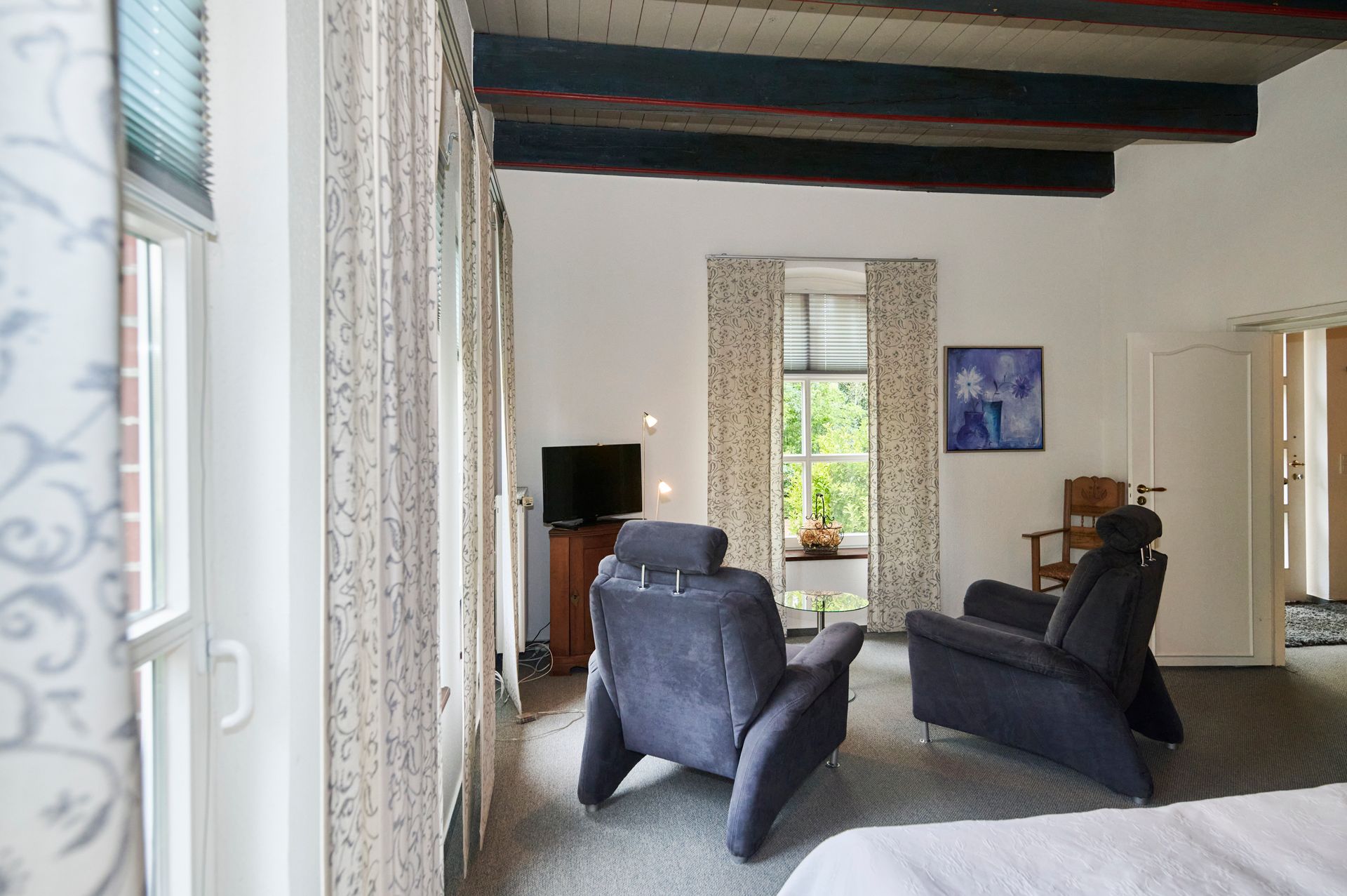 Ein Wohnzimmer mit zwei Stühlen und einem Bett