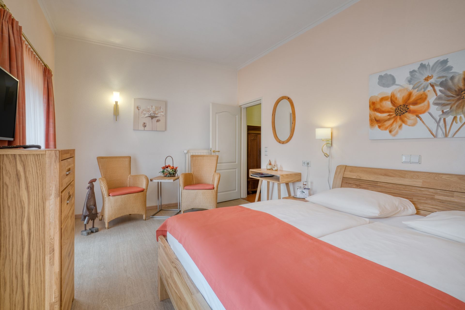 Ein Hotelzimmer mit einem Bett, Stühlen und einem Fernseher.