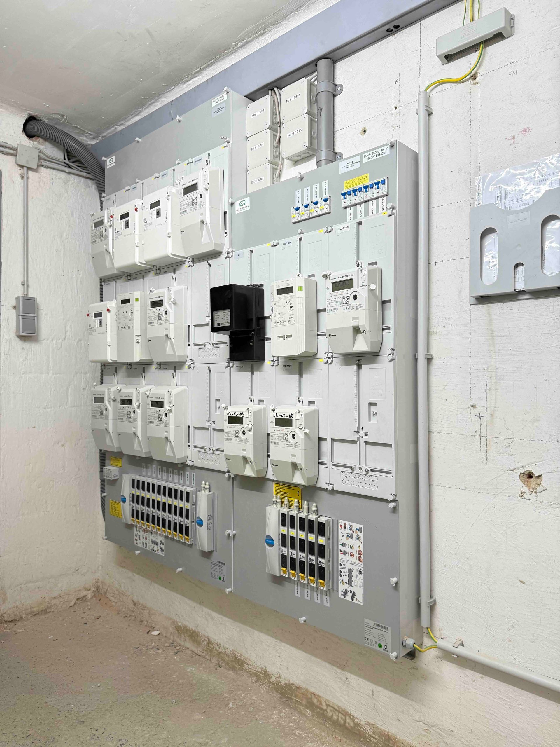 An der Wand montierte elektrische Sicherungskästen in einem Hauswirtschaftsraum 