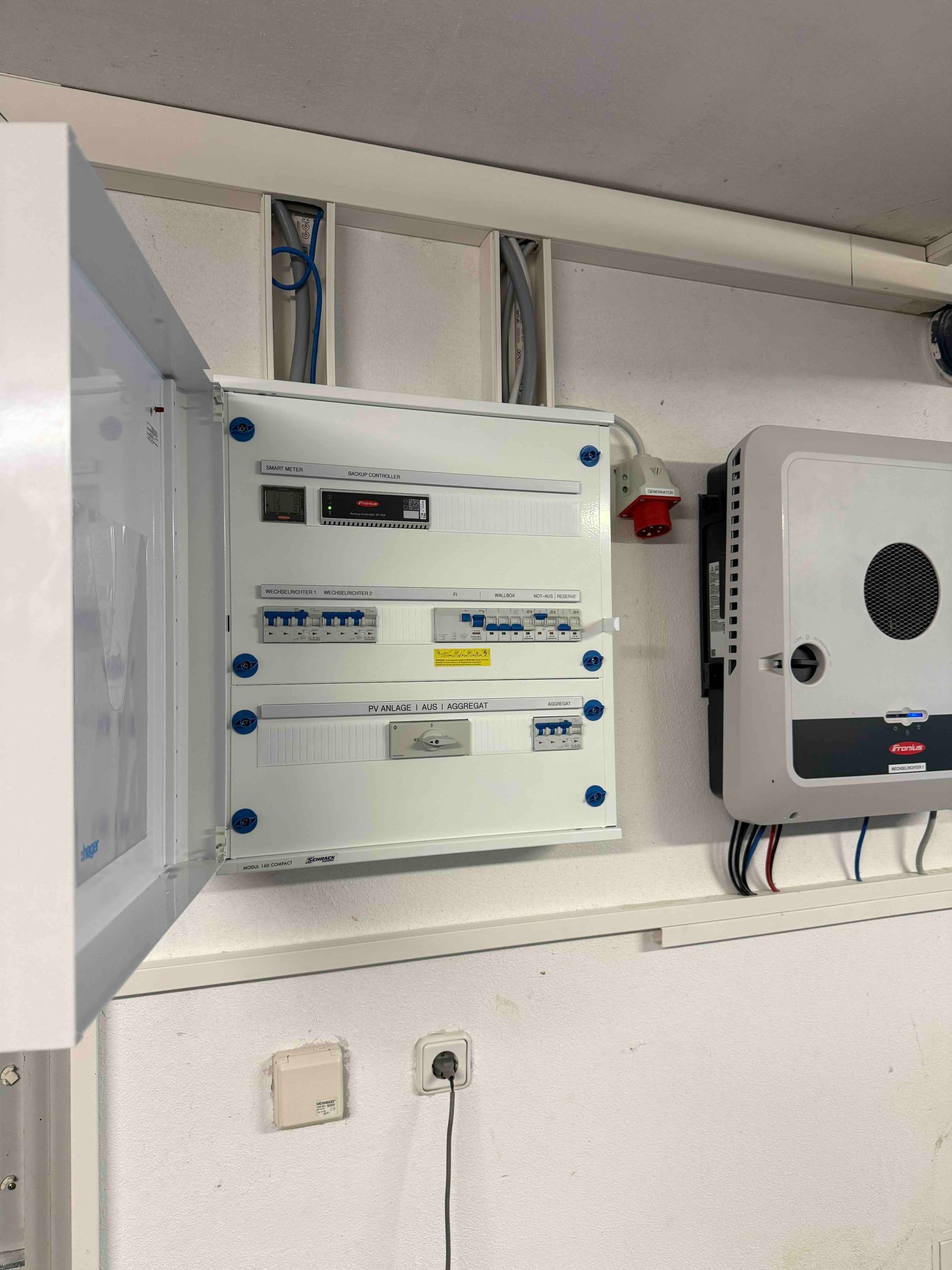Offener elektrischer Schaltschrank mit Zählern und Schaltern in einem weißen Hauswirtschaftsraum