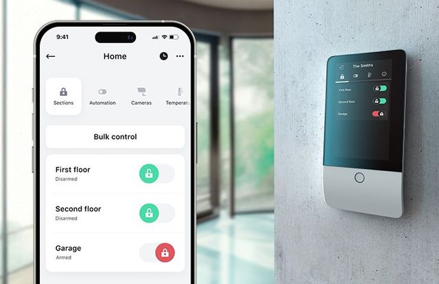 Smartphone-App und Wandbedienfeld zur Steuerung von Smart-Home-Türen und -Beleuchtung.