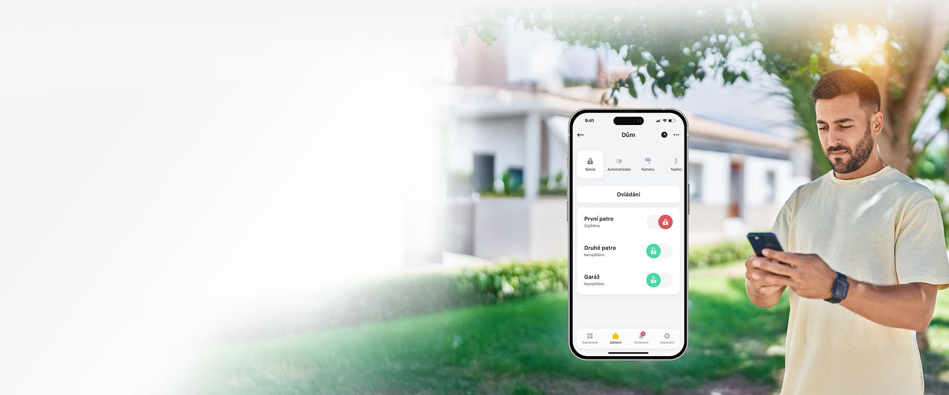 Ein Mann benutzt im Freien ein Smartphone neben einer schwebenden App-Oberfläche;  Alarmanalge