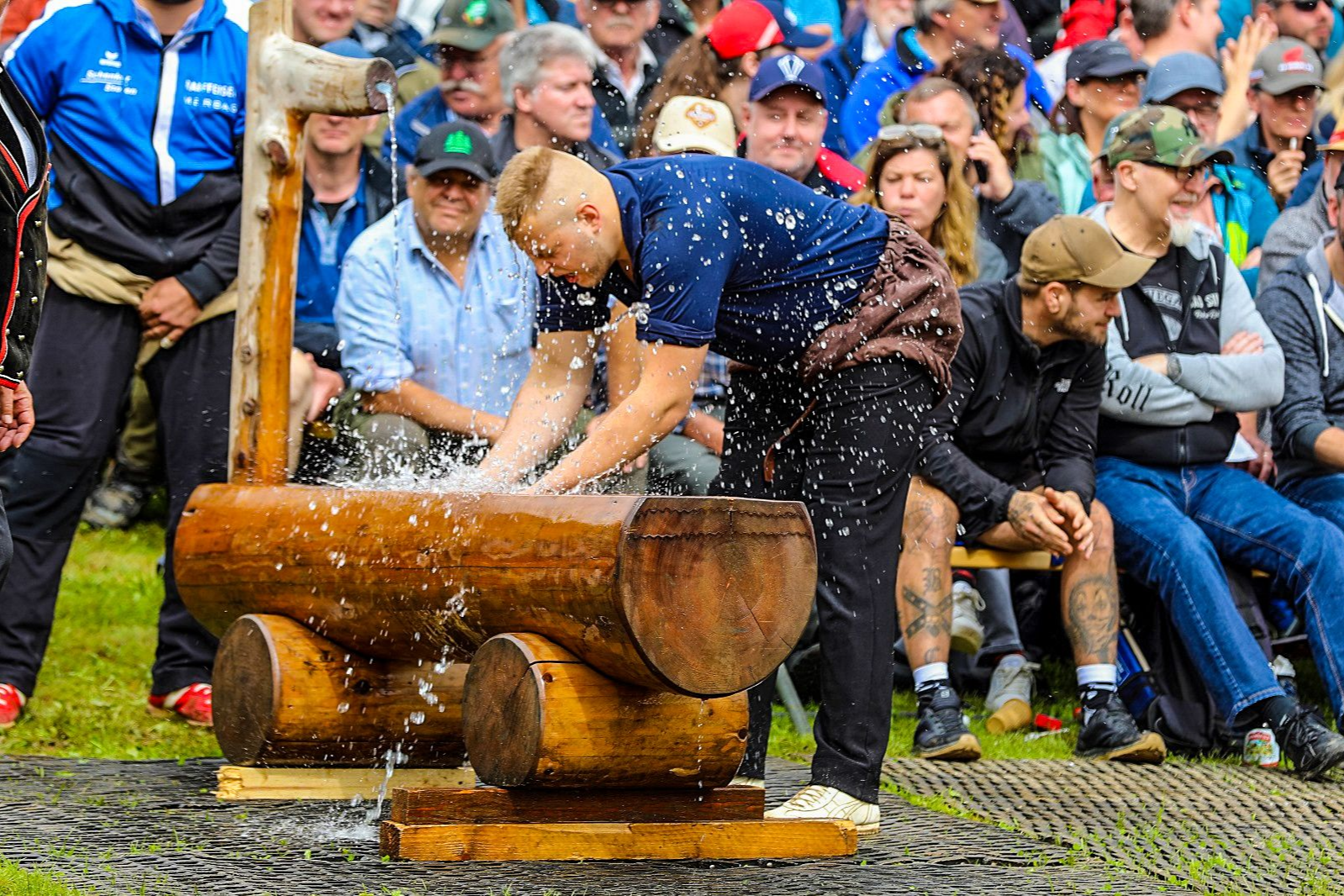 Adrian Odermatt beim Brunnen zur Vorbereitung auf den Schwinggang
