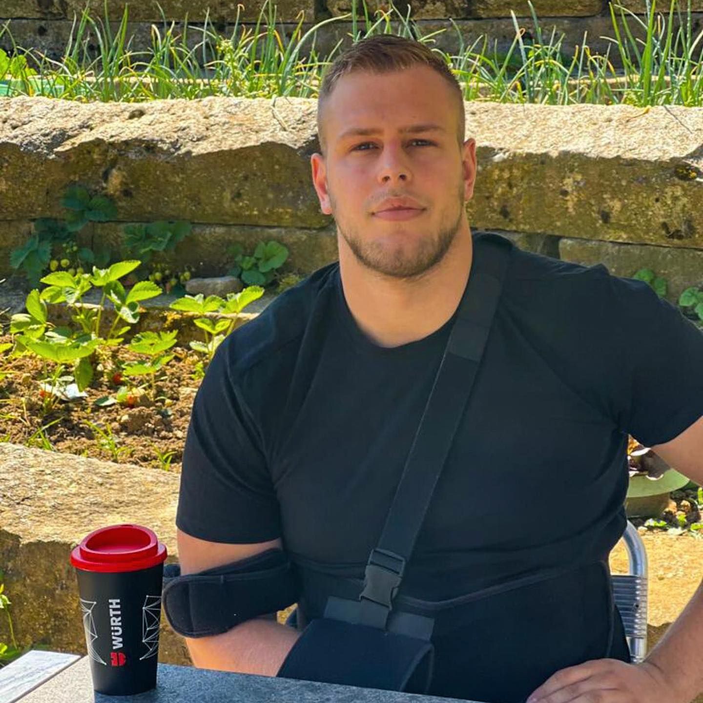Adrian Odermatt mit Armschlinge nach Brustmuskelverletzung