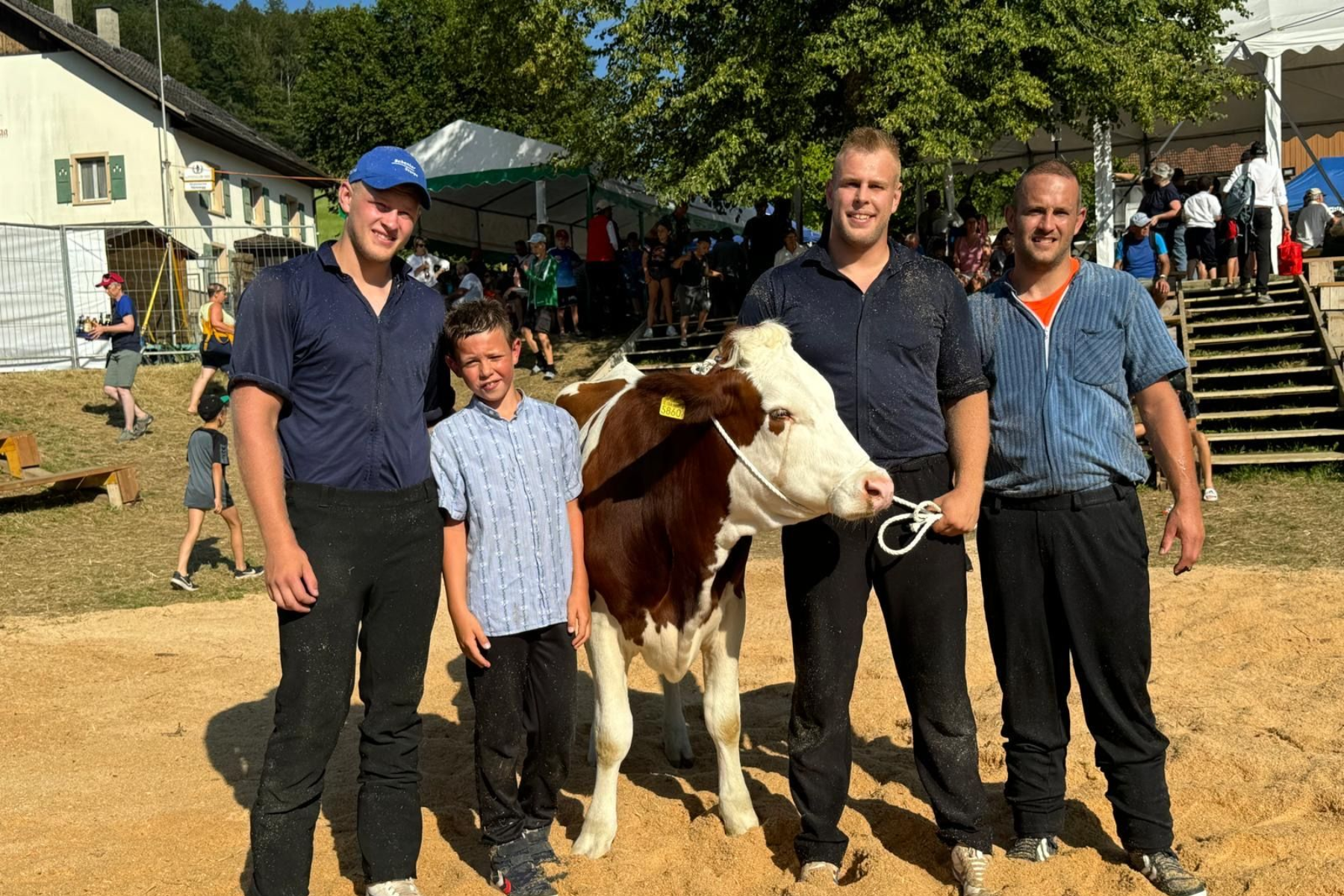 Adrian Odermatt mit dem gewonnenen Lebendpreis