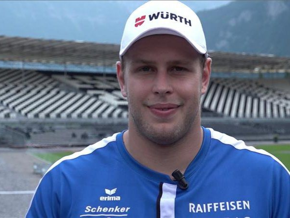 Adrian Odermatt während eines Interviews