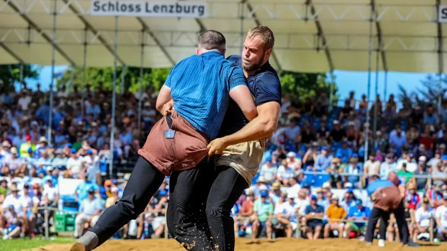 Adrian Odermatt im Griffduell im Sägemehl