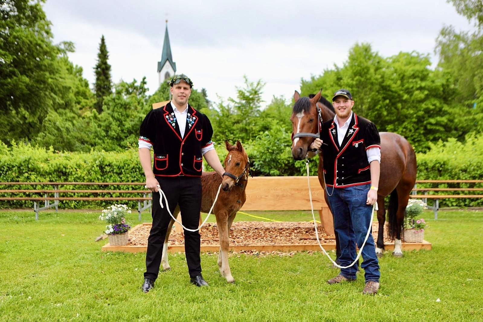 Adrian Odermatt mit Lebendpreis und Kranz