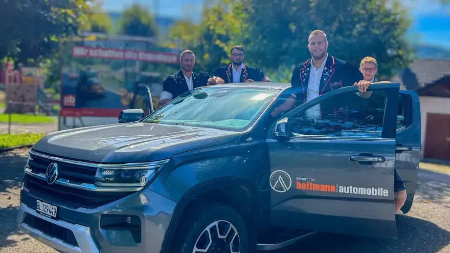 Adrian Odermatt neben seinem Auto