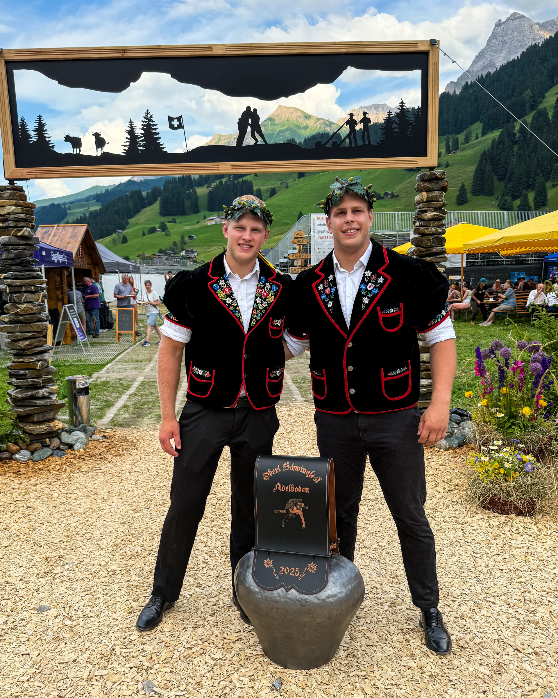 Adrian und Jonas Odermatt mit Kranz