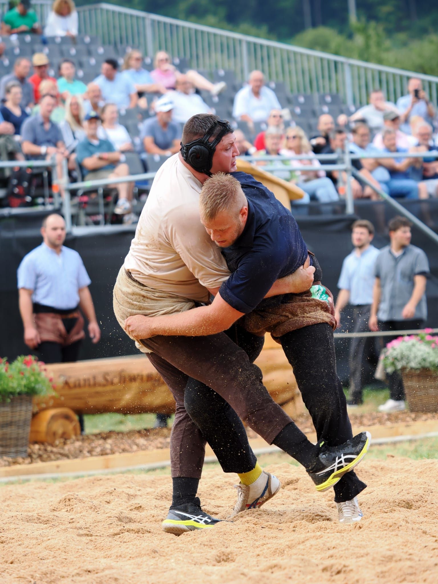 Adrian Odermatt im Duell im Sägemehl