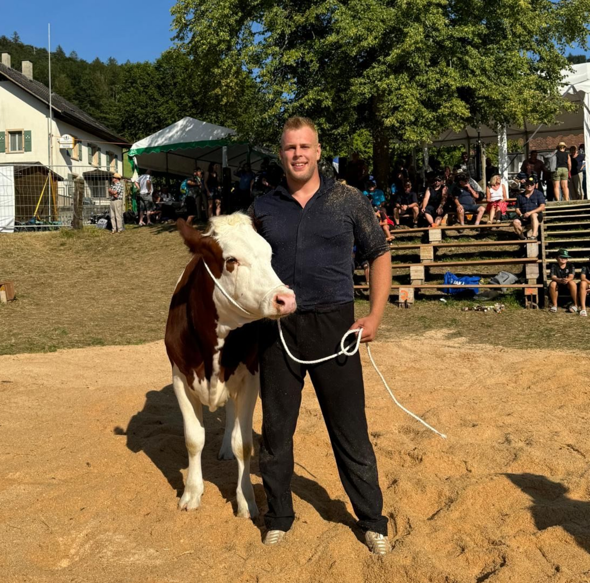 Adrian Odermatt mit Lebendpreis am Schwingfest