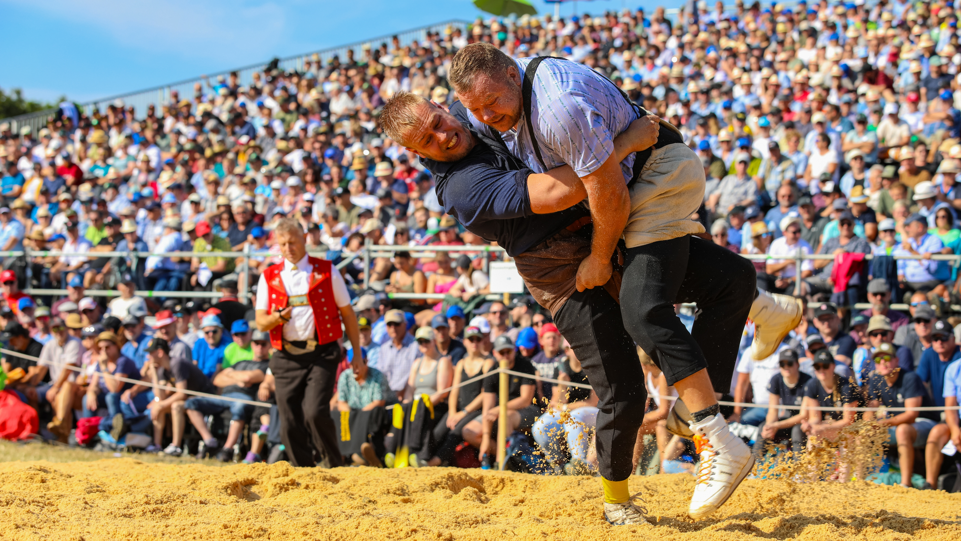 Adrian Odermatt im Duell im Sägemehl