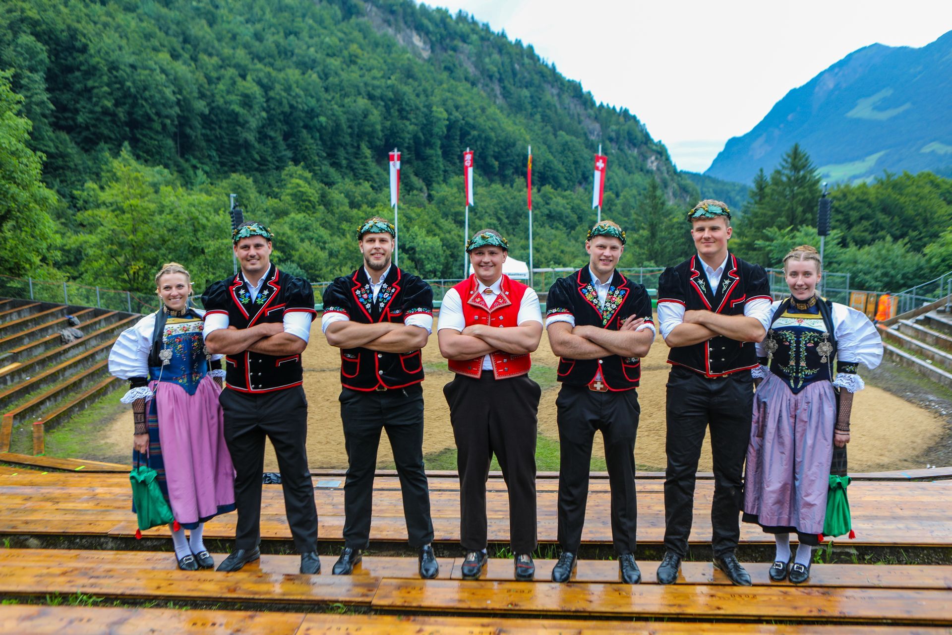 Adrian Odermatt im Gruppenfoto mit Kranz
