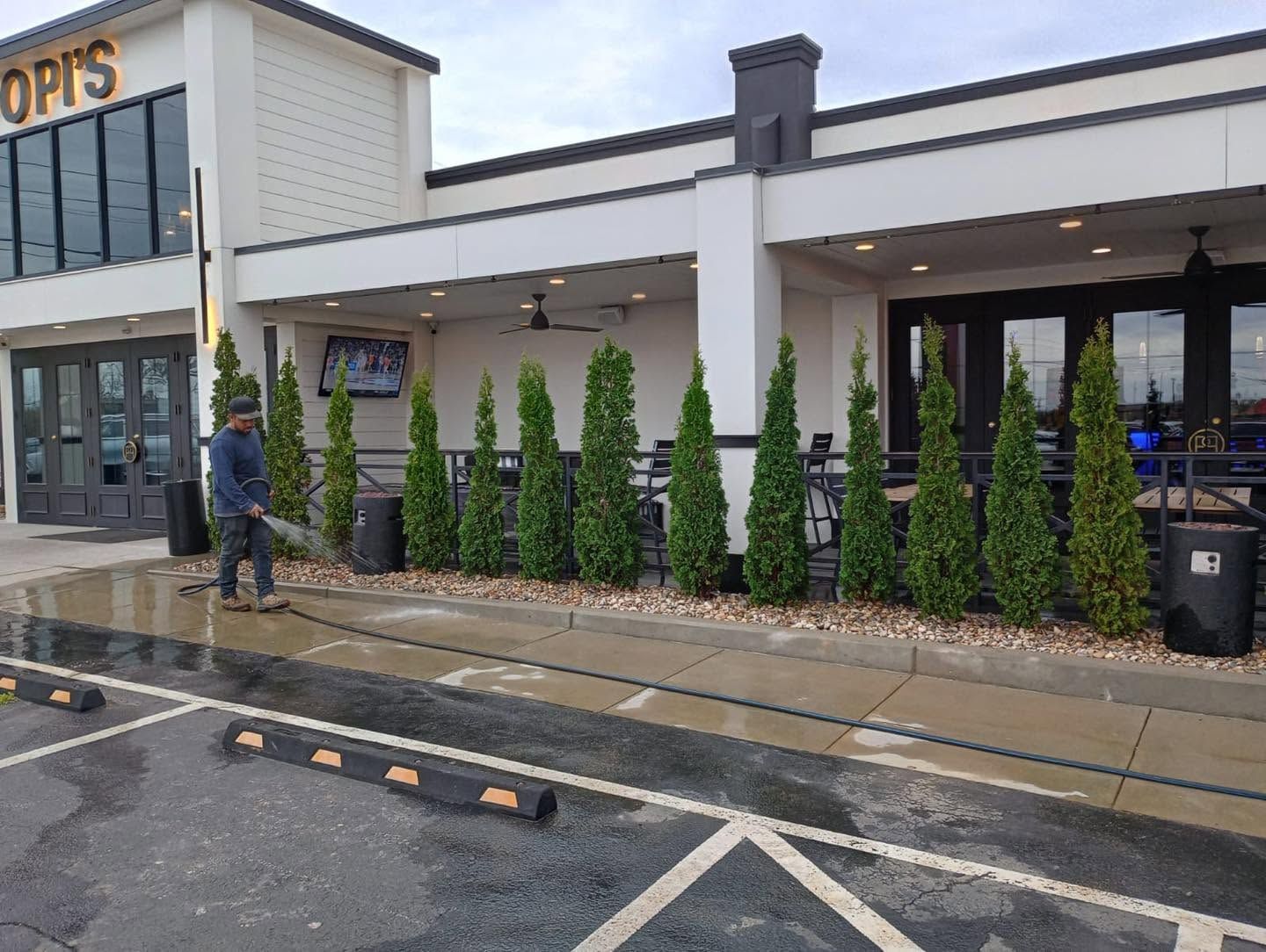 commercial landscaping around restaurant patio