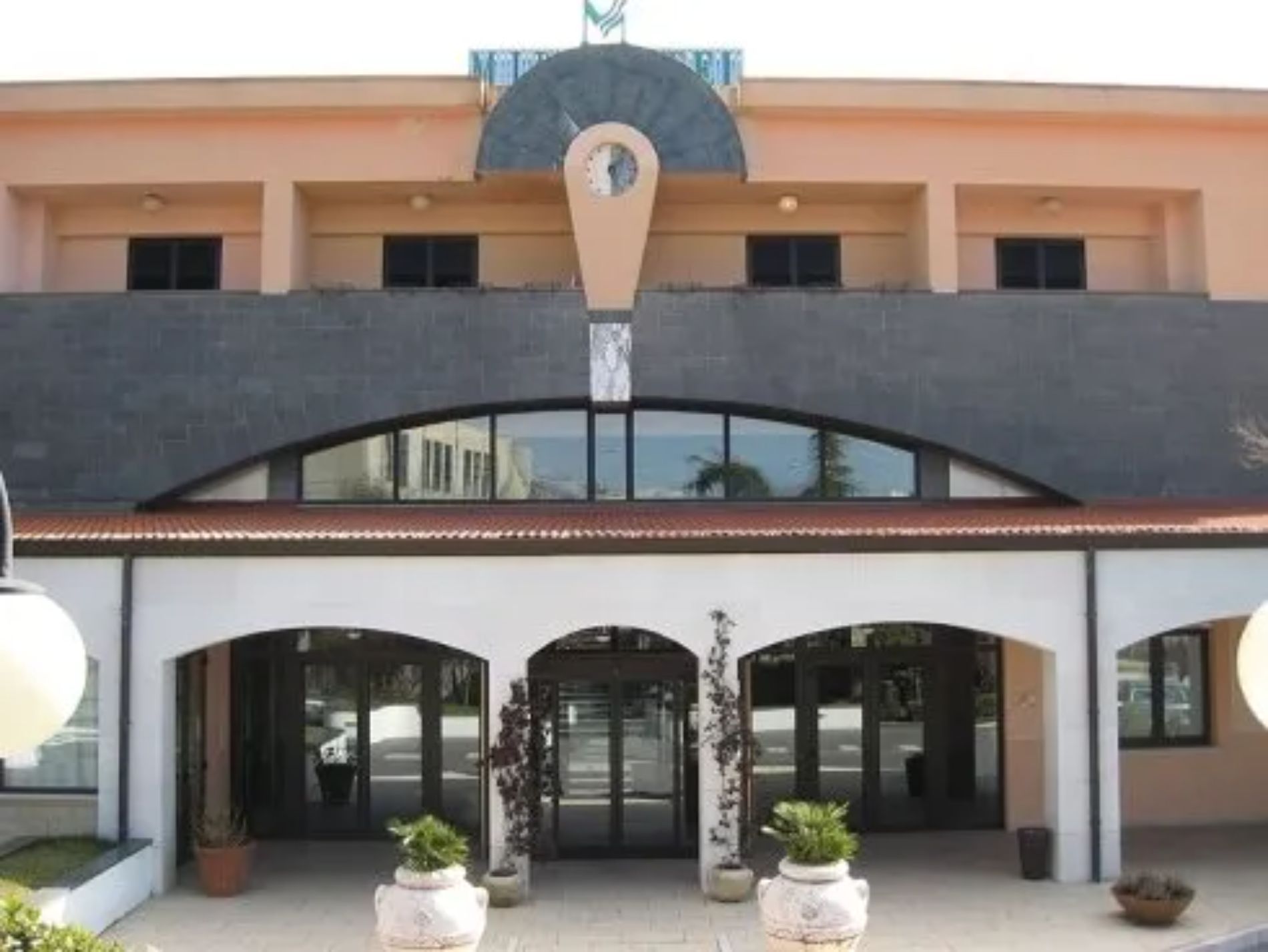 ingresso di edificio con elementi in marmo nero
