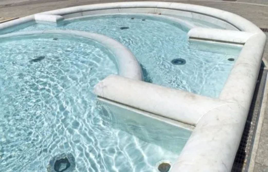 bagno con rivestimenti e vasca in marmo