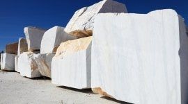 tavolo da pranzo con piano in marmo bianco