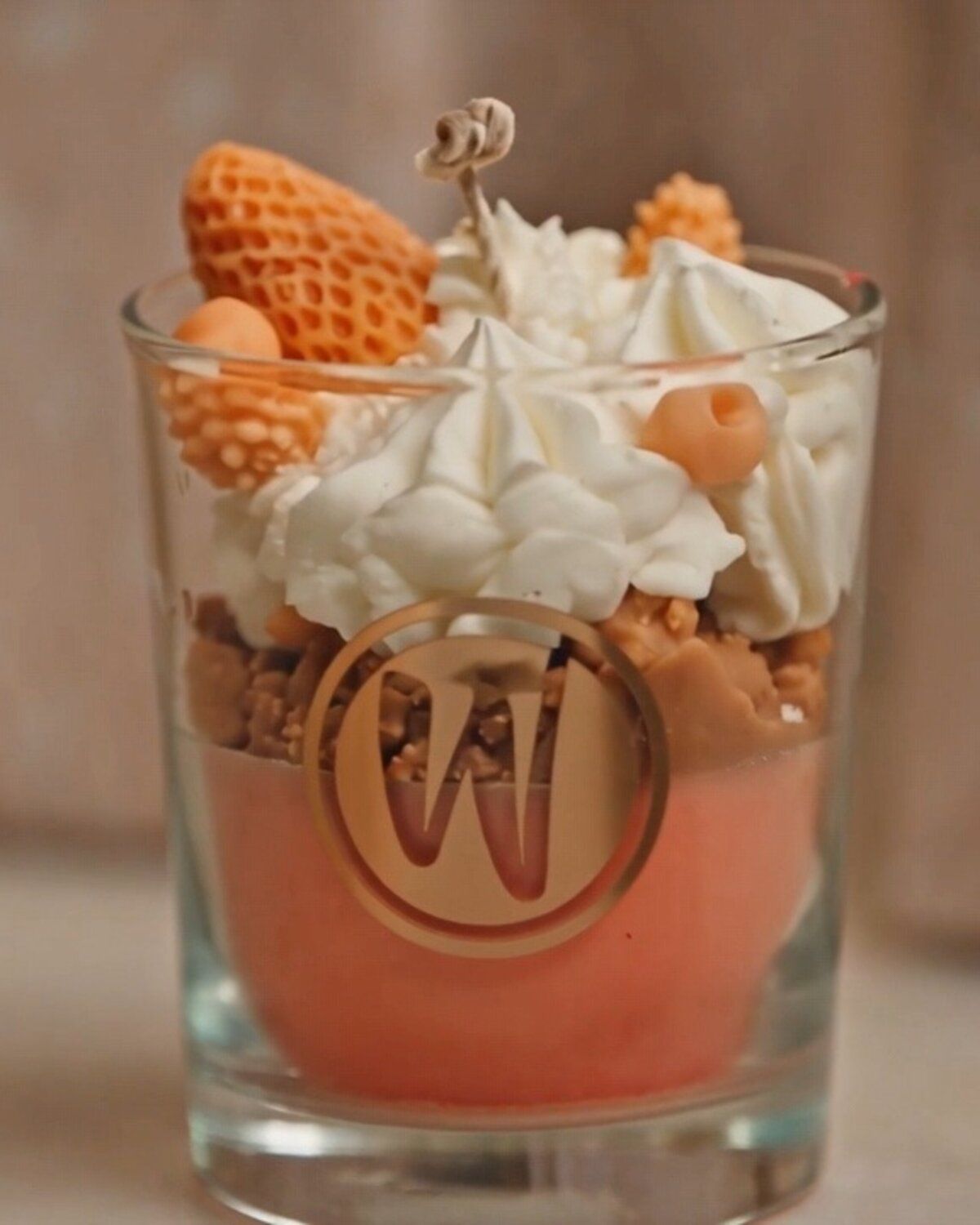 Parfaitkaars in een glas met gouden W-logo
