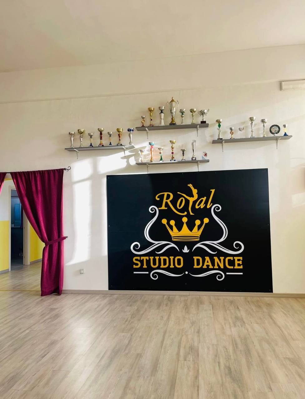 Studio di danza vuoto con il logo