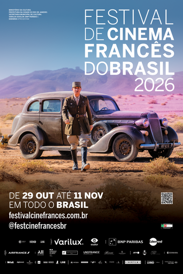 Um homem e uma mulher caminham por uma rua estreita.
