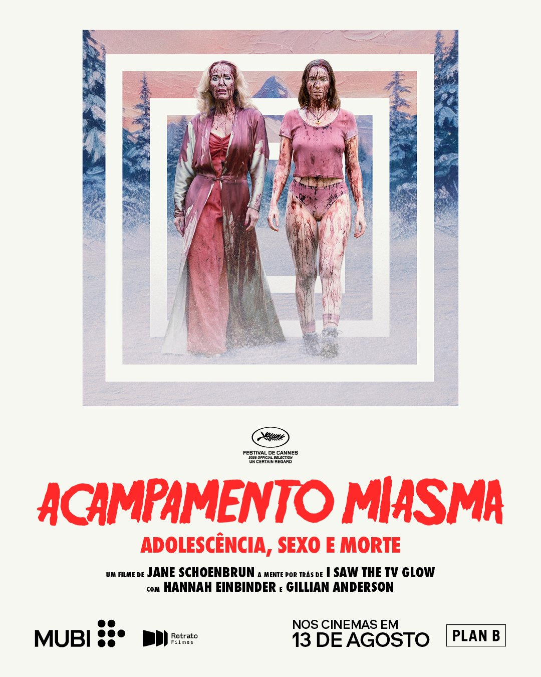 Um homem e uma mulher caminham por uma rua estreita.